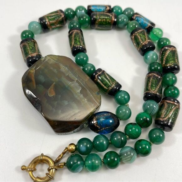 Stunning Unsigned Green Malachite Dyed Agate and Artisan Glass Beaded Necklace - Picture 2 of 10